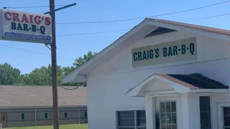 Entrance and sign of Craig's Bar-B-Q