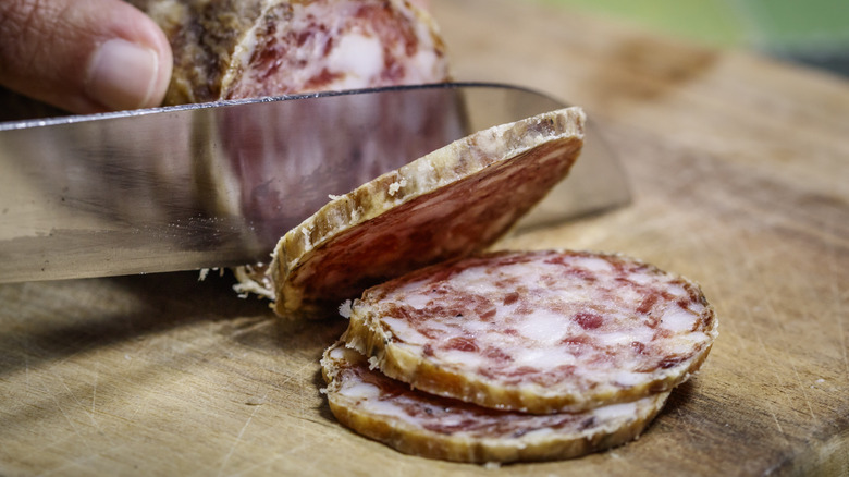 Knife cutting saucisson