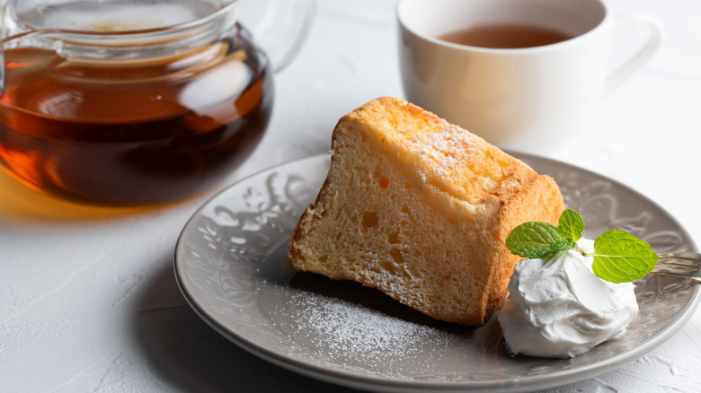 A piece of cake with a pot of tea