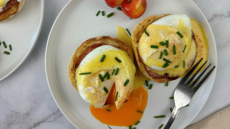 eggs benedict on plate