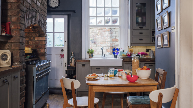 Cozy but cramped kitchen layout