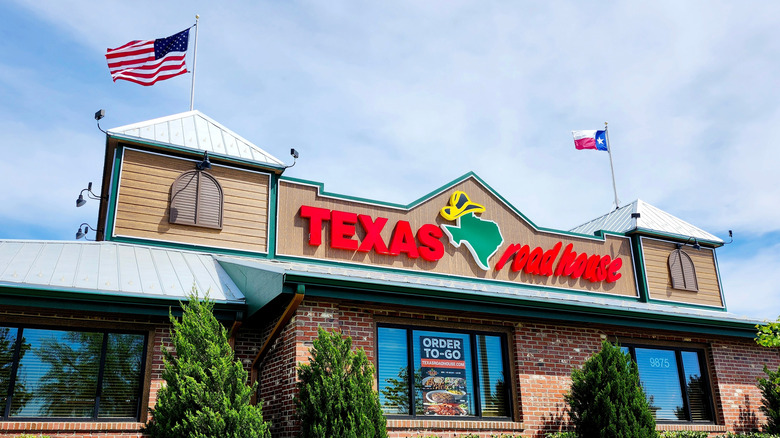 Texas Roadhouse location flying the American and Texas flags