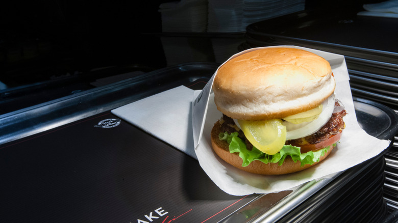A Steak 'n Shake burger on a tray