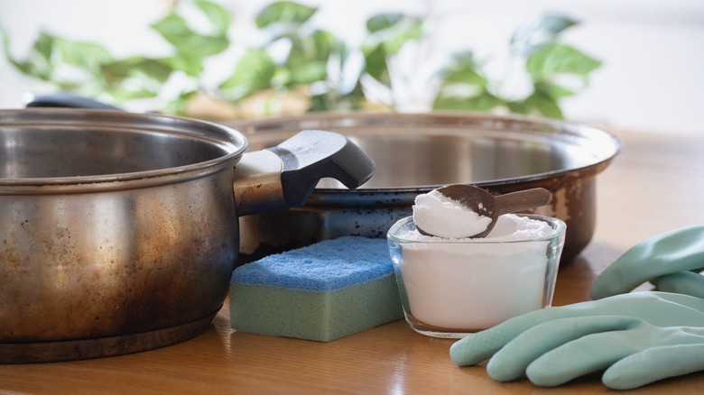 Baking soda with pots and pans