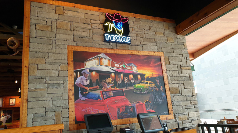 Custom mural featuring hotrods and a motorcycle at a Texas Roadhouse restaurant