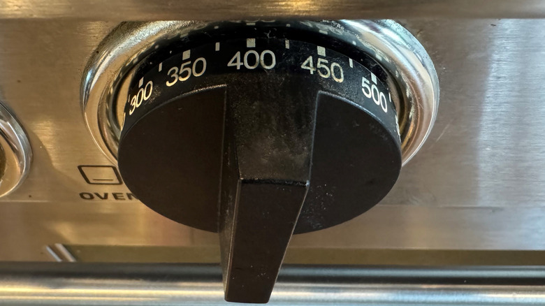 oven knob set at 400 degrees Fahrenheit