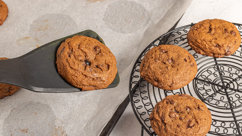 Placing cookies on a cooling rack
