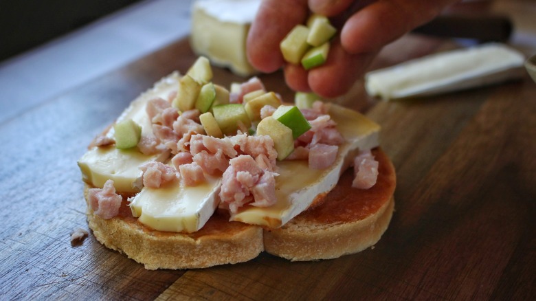 adding apple to sandwich