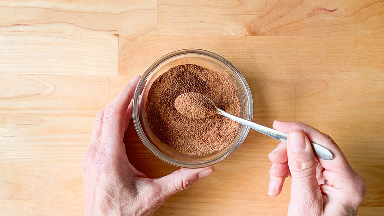 Coconut sugar and cinnamon in bowl